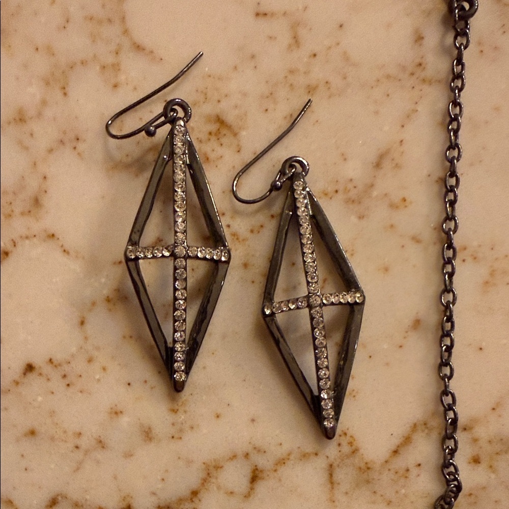 Elegant Silver Jewelry Set - Picture 2 of 4